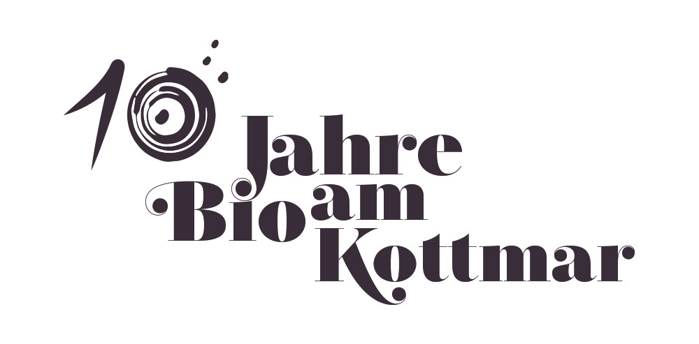 Typografisches Schriftzug mit Serifen und Schnörkeln "10 Jahre bio am kottmar" – in der Null Kreis-Logo aus Firmenlogo