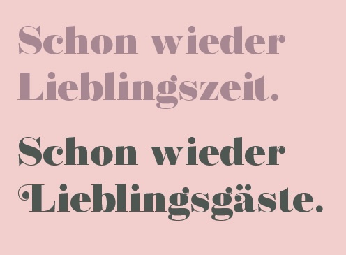 Text in schmuckvoller Schrift auf pastell-rosa Hintergrund: Schon wieder Lieblingszeit. Schon wieder Lieblingsgäste.